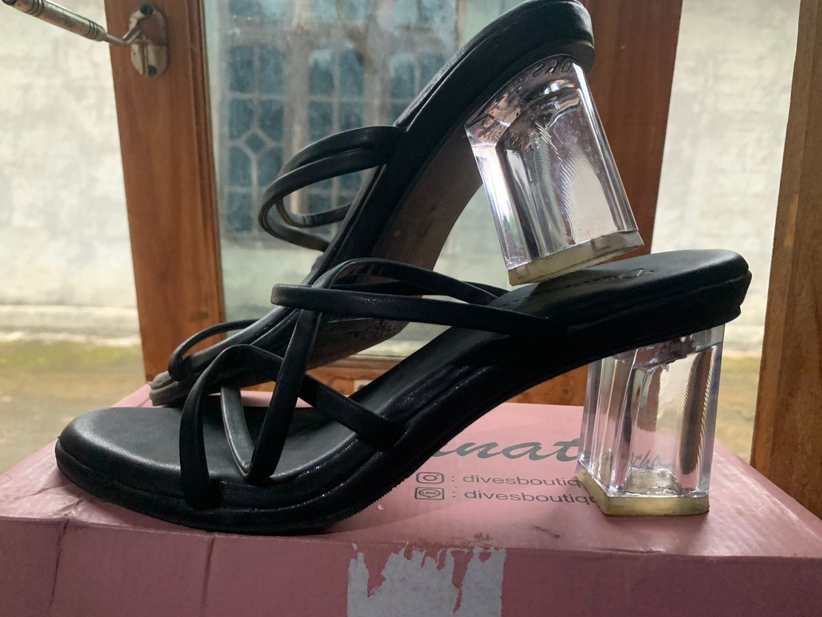 Wts Heals dari Divesboutique size 40 (26 cm), tinggi heals 7 cm, bahan kulit sintesis, warna hitam. Baru dipakai 2 kali.
Belinya dulu 140k an 
Jual 100k boleh nego 
Bisa co 🍊
Dom Boyolali, Jawa Tengah 

#wts #heals #second