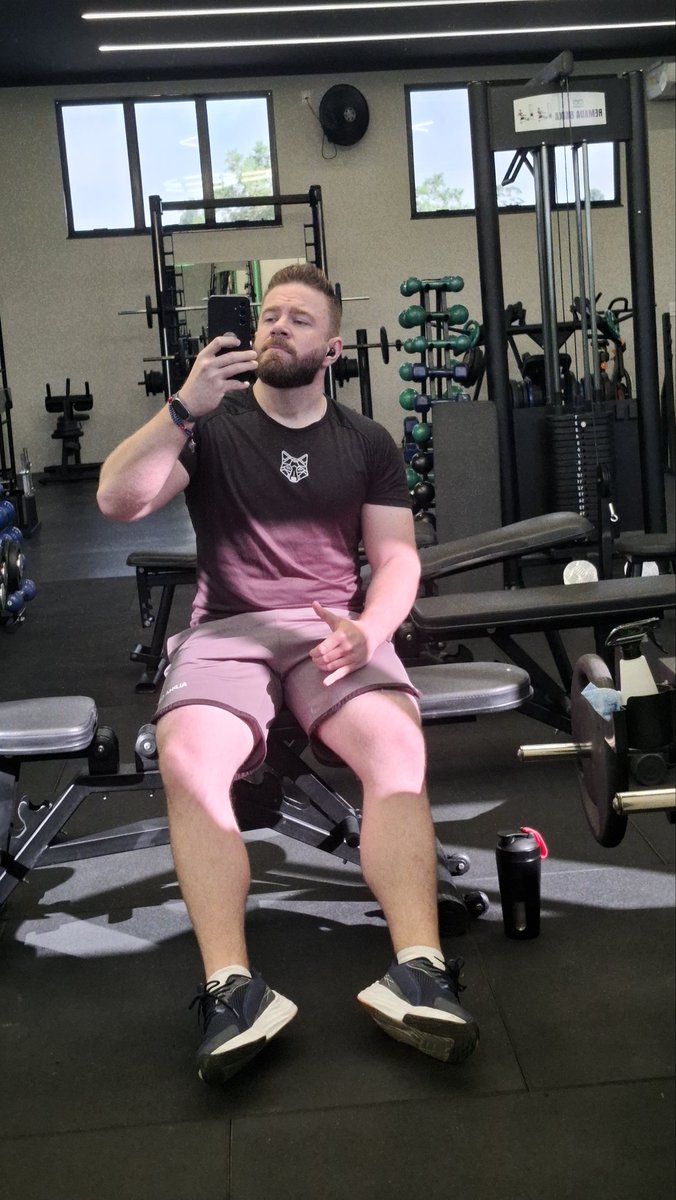 CleberRode's tweet image. a academia é prova de que eu tô tentando perder as banhas haha