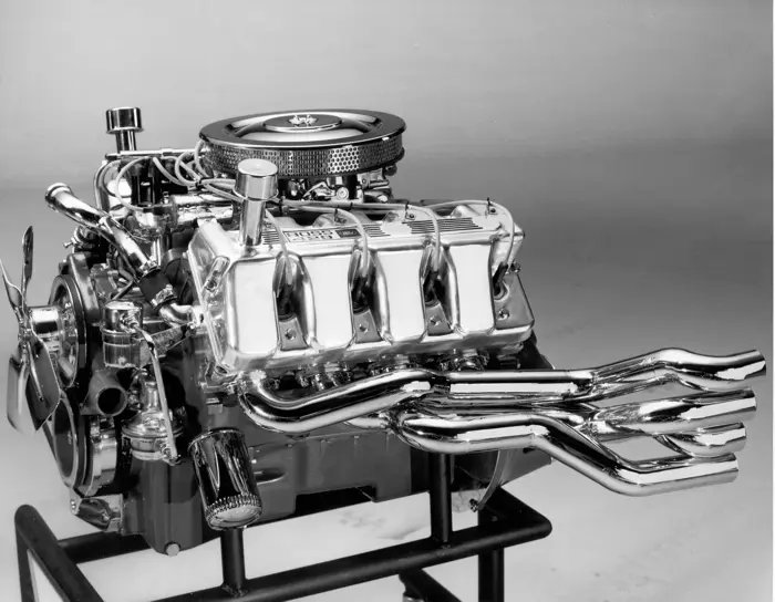 dadakomach's tweet photo. 1970年代半ば
ディーラーからの荷物
価格は1ドル
名前は伏せてくれと言う差出人はメーカー開発者
中身はエンジンのシリンダーヘッド
1ドルのエンジン部品
ガラクタ？　いや違う
まだどんな車に積まれたことのない新品ヘッド
フォードのプロトタイプ
スーパーチャージャーもターボもニトロもない
ただの自然吸気用部品

シボレーZL-1、クライスラーへミに対抗するために作られたが
フォード上層部がパワーウォーズに
腰が引けてパワーを意図的に落とし
牙を抜かれてしまったエンジン
見慣れたフォード・BOSS429
しかしこれは普通のBOSS429用ではない
あのフォード427SOHCキャマーを軽く凌駕する可能性を秘めている

開発者の男は言った
「目立たぬよう育んできたが、
遂にこのエンジンの開発は上層部から絶対禁止令が出た。
開発データ書類や図面。もちろんエンジン自体も全て破壊し消し去れという命令。
まだ完成していないがついにへミヘッドまで来た。存在を消してしまうのはあまりにも悔しい。
君の手で完成させてくれ」

彼はヘッドを眺めこれは普通のヘッドではない
BOSS429に即セットは危険と判断
長年の経験による綿密な計算によりカムやピストン
そして吸排気系を新規で作った
そしてそれを組み上げパワー測定
絶句するしかなかった
へミやZL-1はレ－スチューンで720馬力
このエンジンは5,000rpmで既に600馬力出ている
7,500rpmで850馬力

トンネルポートへミヘッド・ボス429
存在してはいけないトンネルポート技術はまだ密かに開発されていた
そしてこれはその最終形態
フォード史上最大の狂気のエンジン

それは8,200rpmで911馬力に達した