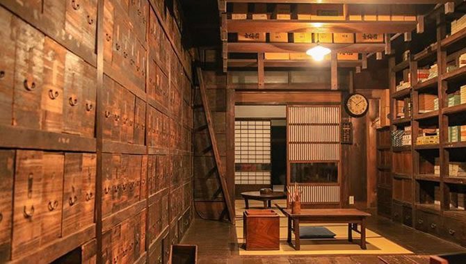 zono_1023's tweet image. 千と千尋のモデルとなった場所
どれも美しい。
これ以外にも複数あったかな。
1枚目　千と千尋の世界に入るトンネル
四万温泉にある積善館の「トンネル」

2枚目　千尋が働く温泉
鬼怒川温泉

3枚目　釜爺のボイラー室
武居三省堂

4枚目
カオナシが立ってる橋
四万温泉「積善館」

#千と千尋の神隠し