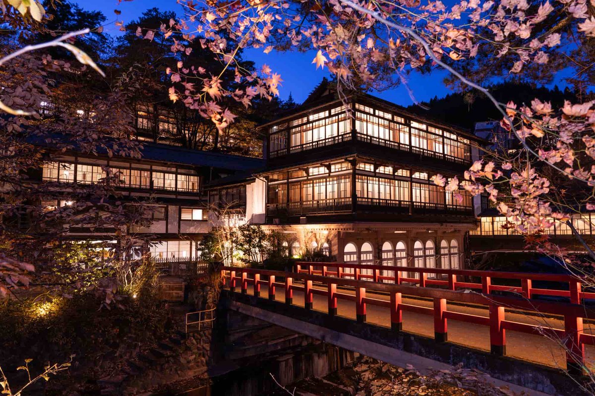 zono_1023's tweet image. 千と千尋のモデルとなった場所
どれも美しい。
これ以外にも複数あったかな。
1枚目　千と千尋の世界に入るトンネル
四万温泉にある積善館の「トンネル」

2枚目　千尋が働く温泉
鬼怒川温泉

3枚目　釜爺のボイラー室
武居三省堂

4枚目
カオナシが立ってる橋
四万温泉「積善館」

#千と千尋の神隠し