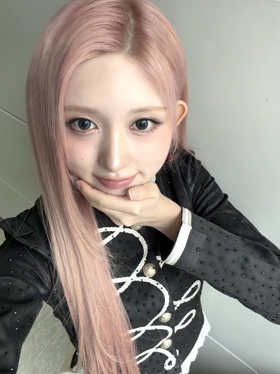 fallintospring_'s tweet image. 못지나가요.                              모찌나가요💕