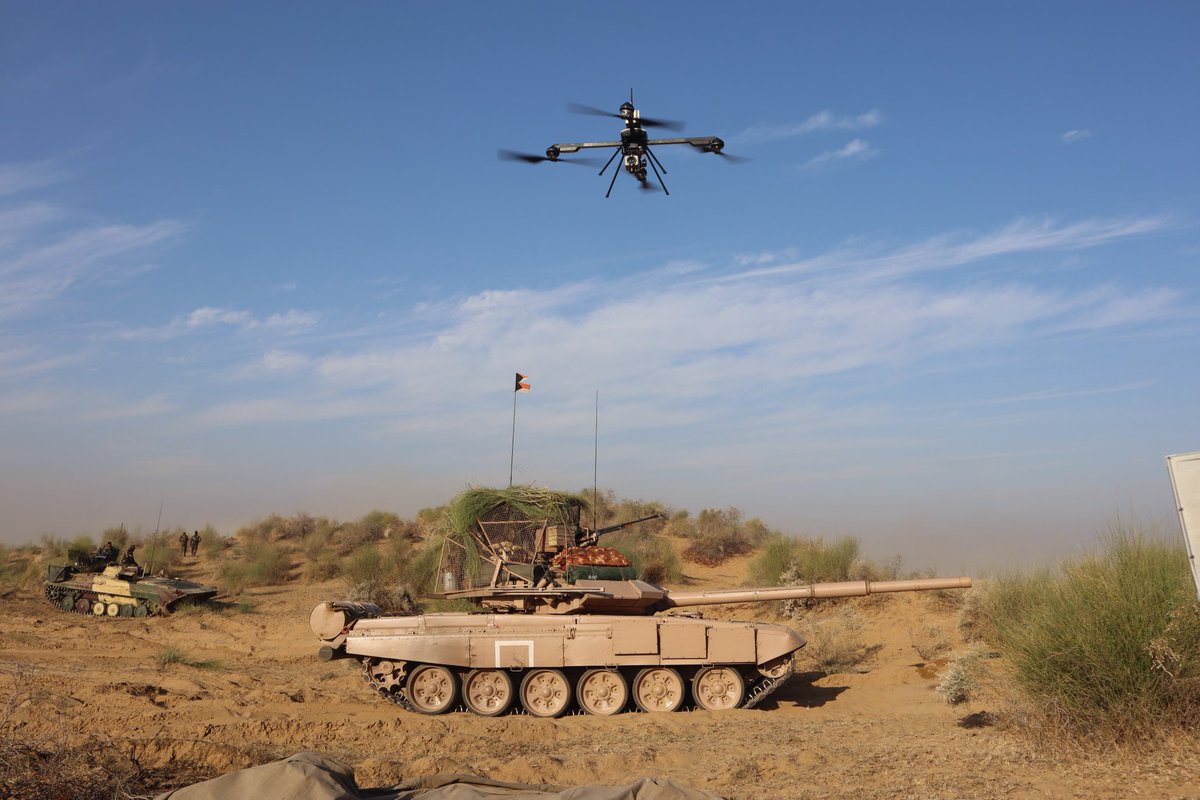ChetakCorps_IA's tweet photo. #OperationalTraining
#ChetakCorps
The #GandivKnights under the aegis of #GandivDivision validated its combat readiness during an Integrated Combat Command Exercise.
During the excercise formation forged & validated operational drills, operational logistics & efficacy of a tactical level drone organisation.
The training ensured that agile, adaptive & battle ready formation is ready to strike anytime & anywhere.
#IndianArmy
#SaptaShaktiCommand
#GandivKnights
#FutureReadyForce
@adgpi
@SWComd_IA
@PRODefRjsthn