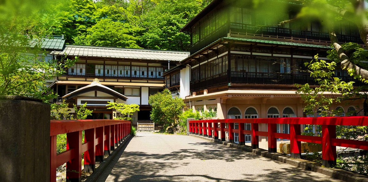 travelroad5's tweet photo. 映画「千と千尋の神隠��」の油屋のモデルになったと言われる、群馬県吾妻郡にある「四万温泉 積善館」✨

日本最古の湯宿建築にして重要文化財指定の老舗宿です！ https://t.co/Qk7FQHas7z