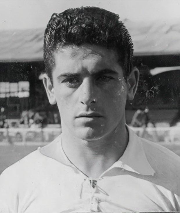Hoy se cumplen 22 años del fallecimiento de Rafael Alsúa Alonso. Perteneció a la plantilla del VCF durante dos temporadas, entre 1946 y 1948. Jugó sólo 6 partidos, pero fue parte del equipo que logró el título de Liga en 1947.

A ningún murciélago le alcanzará el olvido 🦇