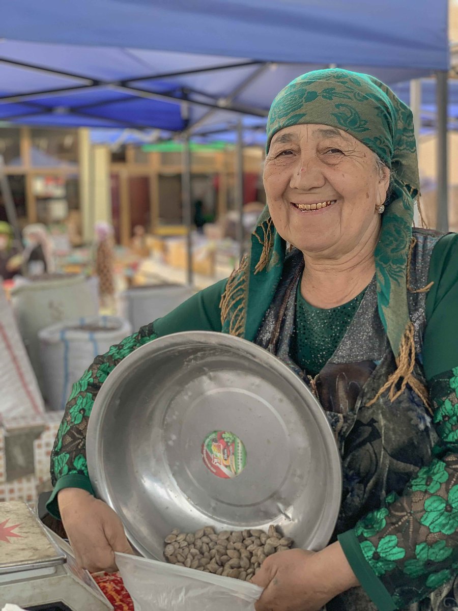 Unser #Bilddestages von Grégoire Chesnot (Frankreich)
novastan.org/de/bild-des-ta…

Die Stadt Buchara ist bekannt für ihre Märkte in der Altstadt. Hier präsentiert eine Verkäuferin mit einem strahlenden Lächeln ihre Waren.