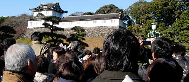 htomsn's tweet photo. 皇居、新年の一般参賀の日。

桜田門から石橋を渡り、皇居正門、二重橋、そして伏見橋の横より宮殿前広場に入ります。
宮殿「長和殿」のベランダに天皇皇后陛下、そして皇室の方々のお出ましである・・・、#tokyo https://t.co/90X9rOopLc