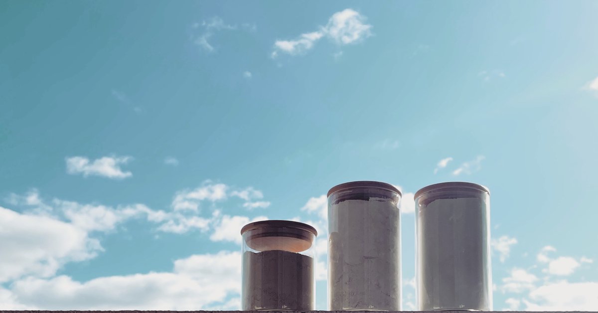 サロンでもご希望の方にはクレイパックをしていますが、エネルギーが上半身に集中しやすいとき（特に頭から胸にかけて）や帯電しがちな季節などは、
クレイを少量まぜた手浴や足浴で手軽にアーシングできます🌏

こちらは日光浴で元気になっているクレイたち𓇢