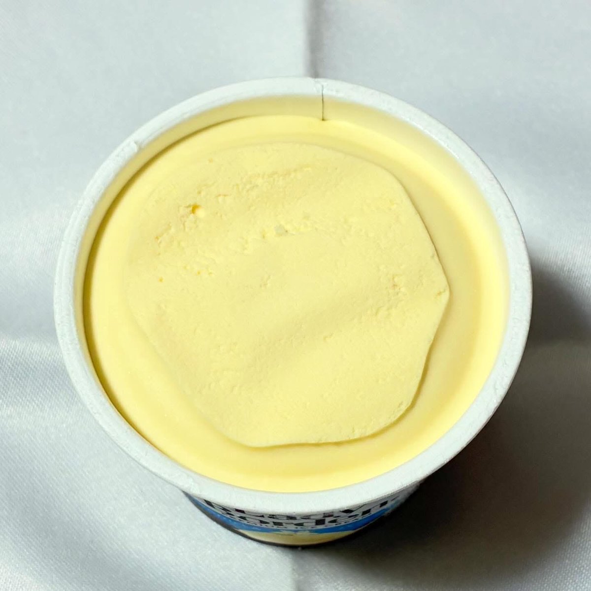 【1月2日(金)の〆アイス】昨日のイチゴの次はやはり王道のバニラ。ふんわり優しい食感だけどすごく濃厚でコク深い。やっぱり美味しい。
『レディーボーデン　ミニカップ　バニラ』 ★★★★★
#アイス #ロッテ