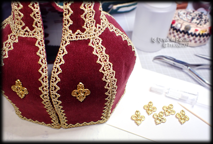 カルトナージュボックスもいろいろ作ったことあるのですけど、こういうクラウン型は初めてで・・・曲線ばかりの立体はピースの接ぎ合わせもトリミングのかがり付けも極ムズだというのを今回学びました(´xωx`) 
ともあれデコレーションも佳境でございます。