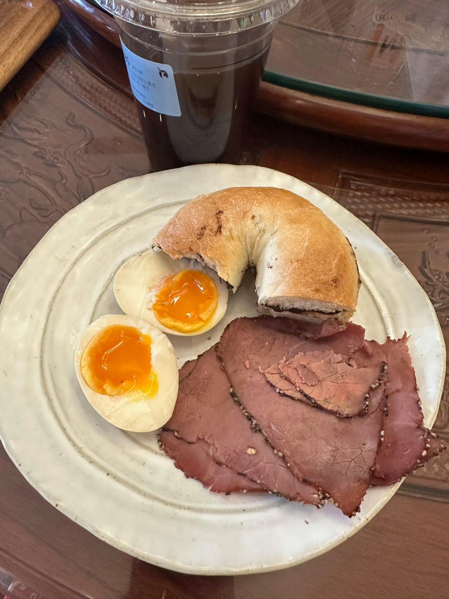 bybergmann's tweet photo. 一口咬到泰国街头！青柠叶香炸鱼饼配酸辣蘸酱，脆嫩爆汁超上头 https://t.co/fXX8vAHeIx
