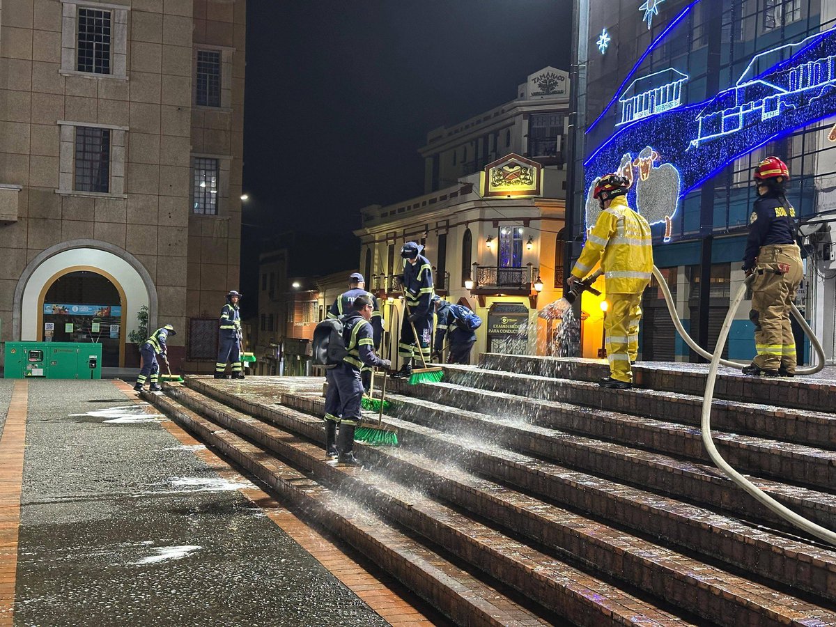 La Plaza de Bolívar de Manizales luce impecable, después del lavado que realizamos hoy con el apoyo de <a href="/BomberManizales/">Bomberos Oficiales Manizales</a> 

Este emblemático lugar es el epicentro de la #FeriaQueNosUne.🎉

¡Cuidar lo nuestro también es celebrar!