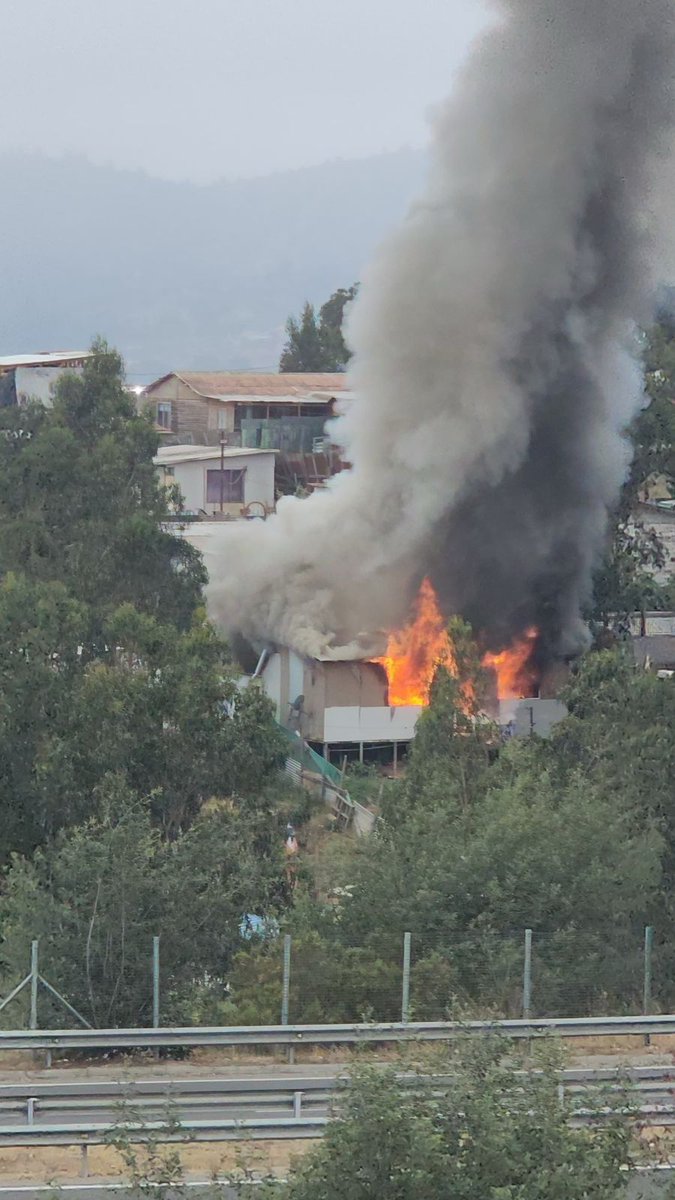 #AHORA: Incendio estructural en Parinacota con los Lirios en Quilpué.