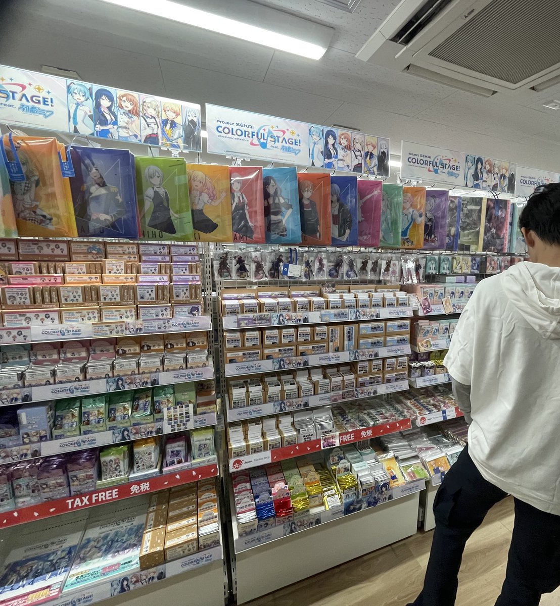 gladiolus_k's tweet image. date idea: i take you to the project sekai section and we spend all our money together 🥹