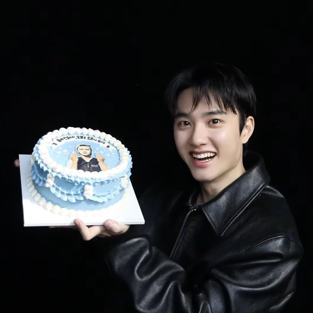 bisoocuits's tweet image. he has the cutest smile ever omygod I'm not cryingggg