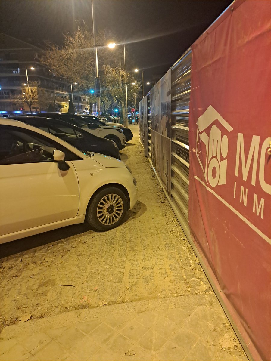 Hola!!!
Así estaba ayer noche la"acera" en la Avenida Juan Pablo II a la altura del solar de nueva construcción. 
Tuve que utilizar la calzada para pasar con la silla de ruedas de mi hijo.
Es necesario gestionar de mejor manera estos estacionamientos.
<a href="/AnaSRequena/">Ana Sánchez</a> 

Gracias