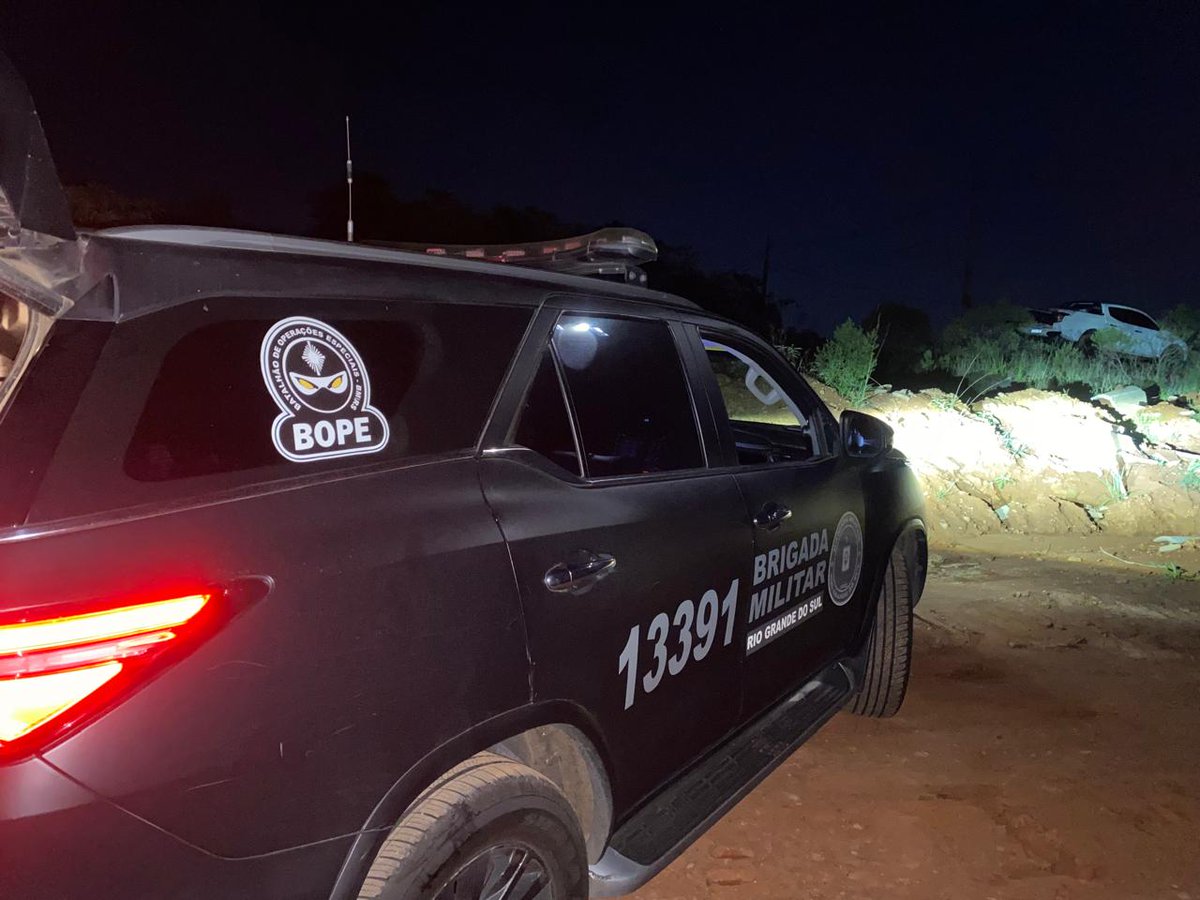 bopebmrs's tweet photo. Brigada Militar isolou área em Teutônia após artefato explosivo ser encontrado. Equipe Antibombas do BOPE realizou remoção segura e destruição controlada. Material era um foguete tipo morteiro com potencial explosivo. #Segurança #BOPE" https://t.co/ujA7C9w0F1