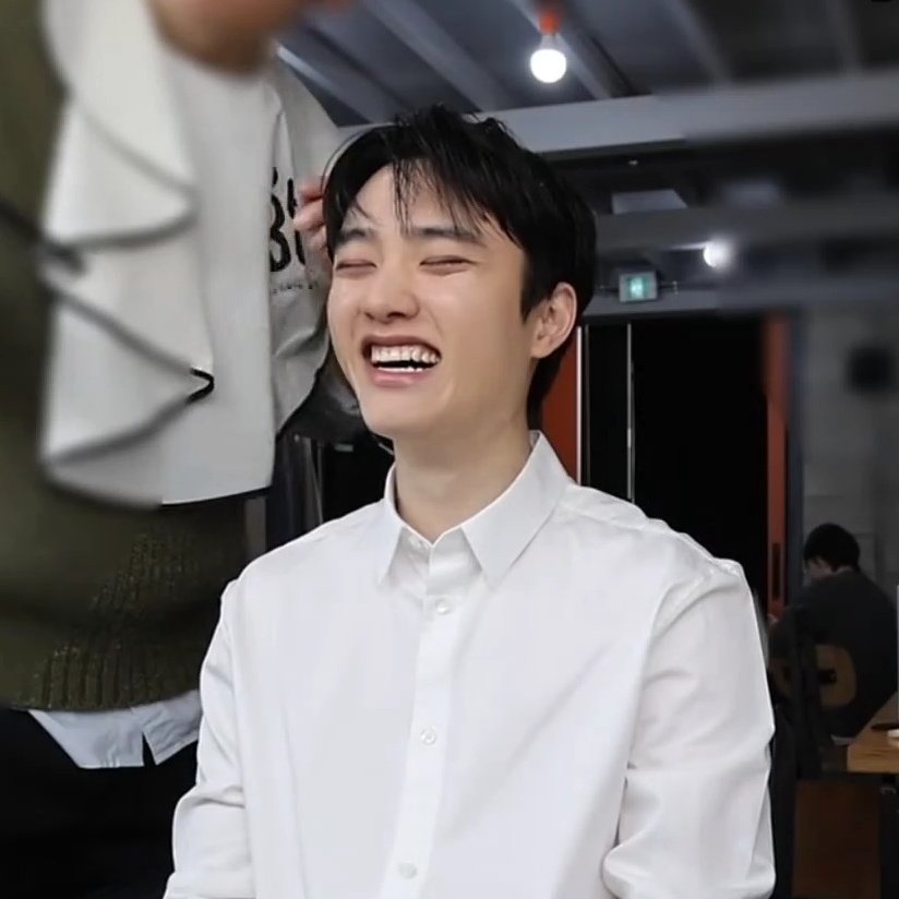 SHY2_Dyo's tweet image. 하... 도경수 평생 웃게 해주고시퍼 지켜주고시퍼🥹