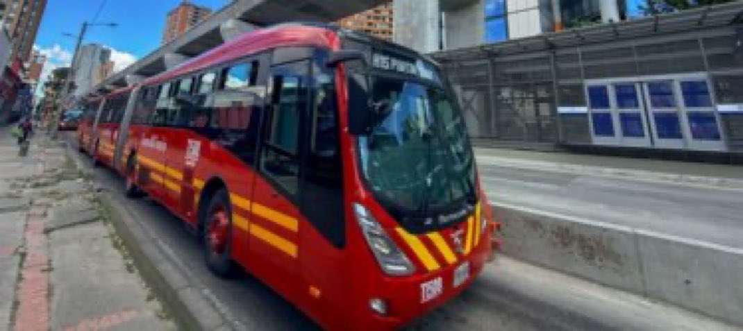 maltescut1's tweet photo. El Alcalde @CarlosFGalan y el #NuevoLiberalismo pretenden un atraco permanente a usuarios #Transmi subiendo $350 pasaje,este sistema que tiene opocidad en los costos que reportan concesionarios al distrito,requiere auditoría forense.
En 2026 NI un voto x esos canallas https://t.co/TmvyyHeUvi