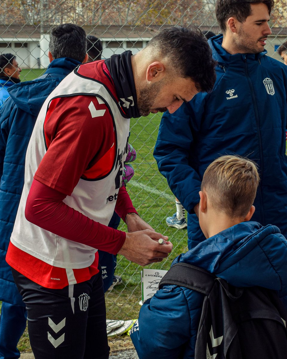 🎄El Campus de Navidad del #CDEldense ha visitado al primer equipo en el campo Anexo 🏟️

🫶🏻 Esperamos que hayáis disfrutado del campus. ¡Hasta la próxima edición! 🫡