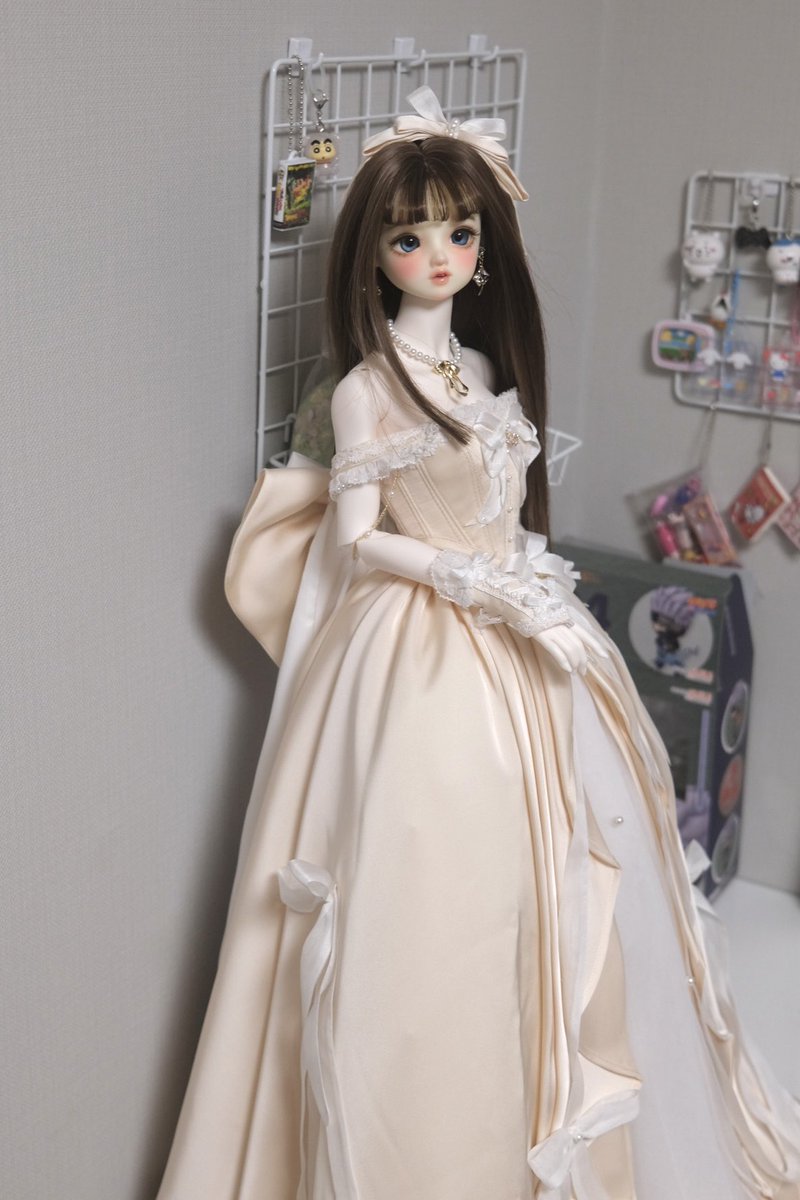 방구석 인놀이라 배경이 미스지만 너무 힘들게 입힌 드레스를 자랑하고 싶었어요...........