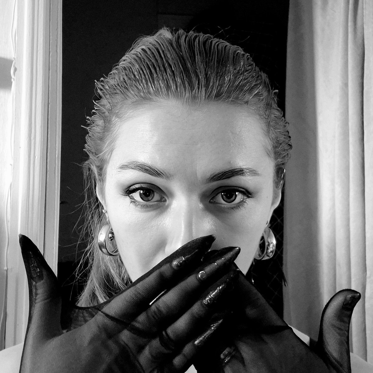 misugosuchka's tweet photo. Can u see me in the dark? ( Halestorm I Prevail) https://t.co/G8eMUbh6PV
