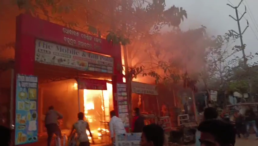 otvkhabar's tweet photo. #ଭେଣ୍ଡିଂ_ଜୋନ୍ରେ_ନିଆଁ
-ବ୍ରହ୍ମପୁର: ବଡ଼ବଜାର ଥାନା ଧୋବା ବନ୍ଧହୁଡ଼ା ଭେଣ୍ଡିଂ ଜୋନ୍ରେ ନିଆଁ
-ଗୋଟିଏ ଦୋକାନରେ ନିଆଁ ଲାଗି ବ୍ୟାପିଲା, ଜଳିଗଲା ୫ ଦୋକାନ
-କାରଣ ଅସ୍ପଷ୍ଟ, ନିଆଁଲିଭାରେ ଲାଗିଛନ୍ତି ଅଗ୍ନିଶମ କର୍ମଚାରୀ
#VendingZone #Brahmapur #BadaBazar #Odisha #OTV https://t.co/qQNMgJPasG