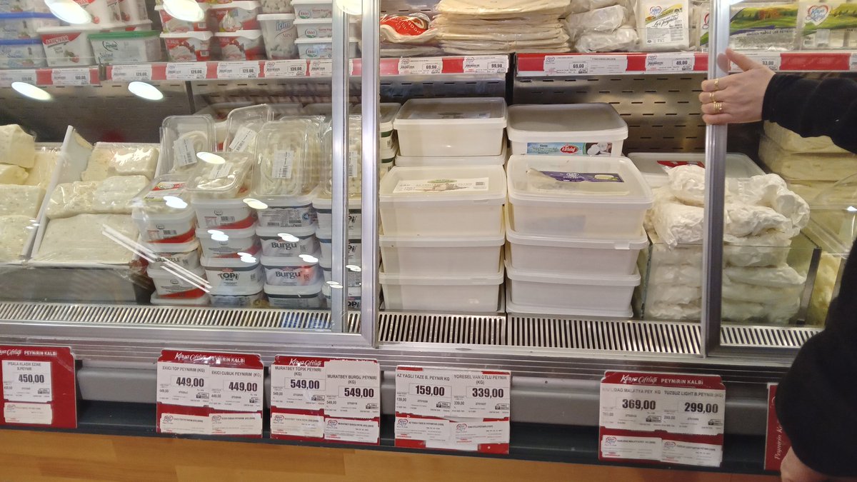 YelizzKoray's tweet photo. Şimdi alışverişten geldim. 
400 liradan aşağı peynir-zeytin, 100 liradan asagi meyve yok. 
Brokolinin bile kilosu 120 lira. 
Eti-hijyen ürünlerini saymıyorum bile. 
Yatacak yerin yok TUIK! https://t.co/YOgjrq8O6E