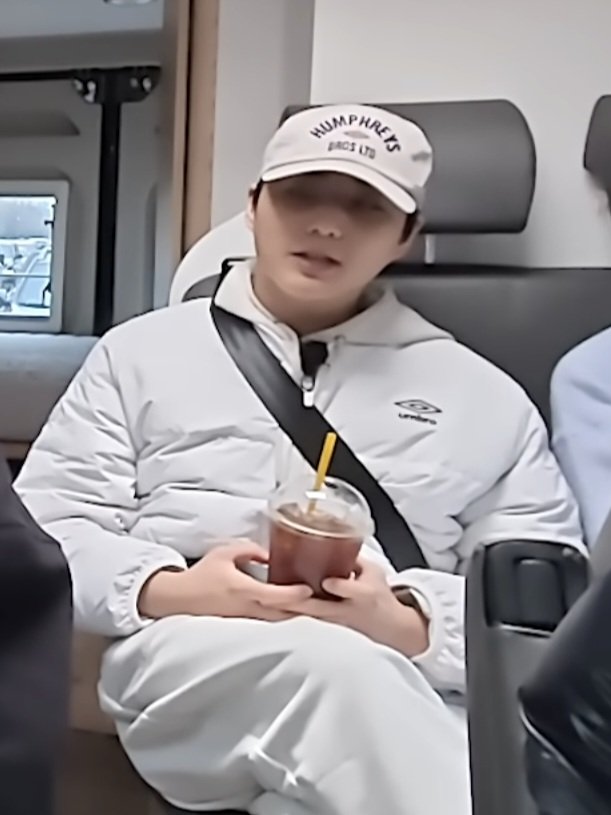 instrumentallyp's tweet image. ㅁㅊ 컵홀더 안 끼고 아아들고 있어서
손시려운지 손 저러고 있는 거 넘 웃퍼