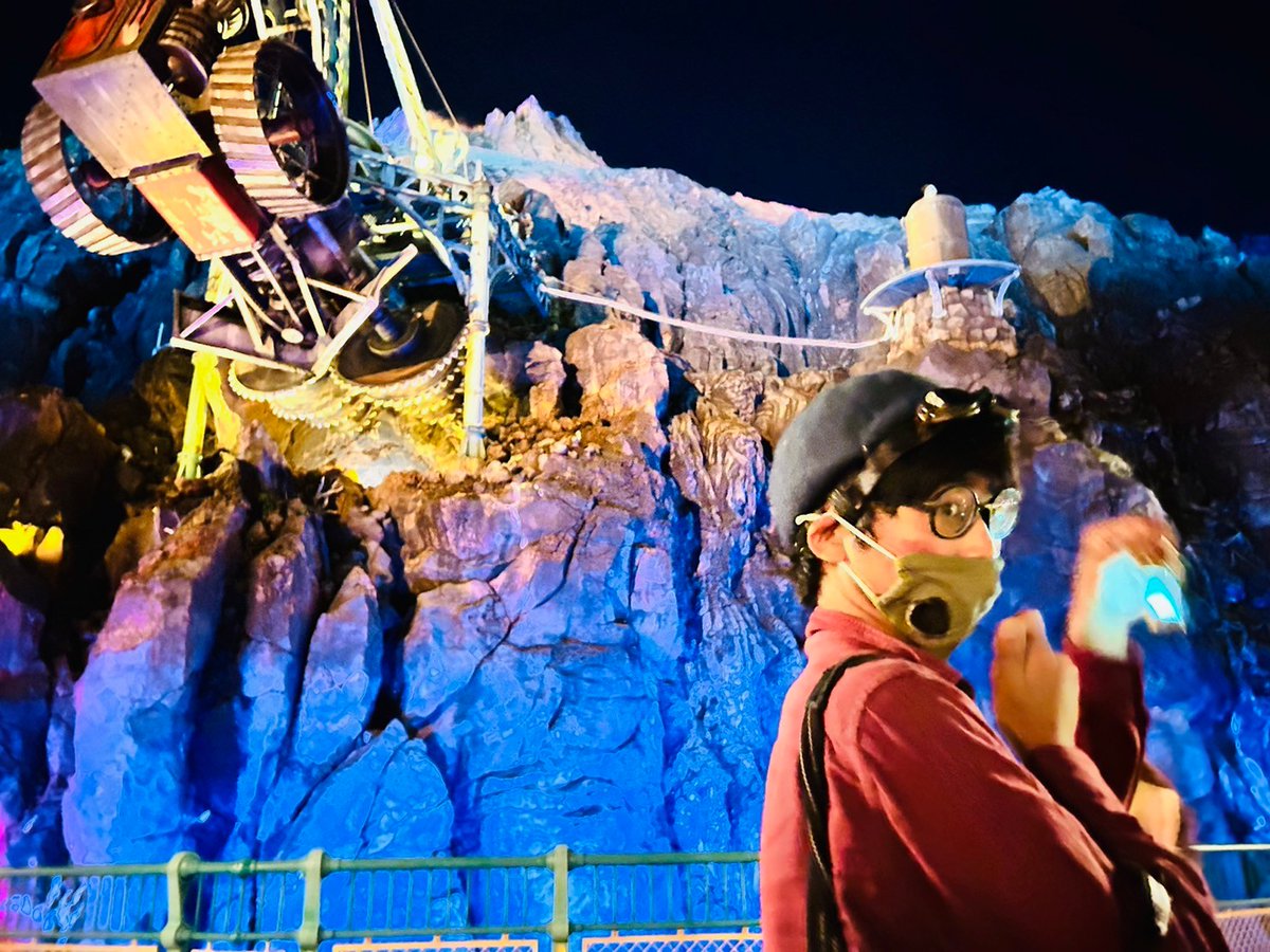 walter19281118's tweet photo. オタク、ディズニーシーに遊びに行くと異世界転生しがち https://t.co/9M0NQc1QSv