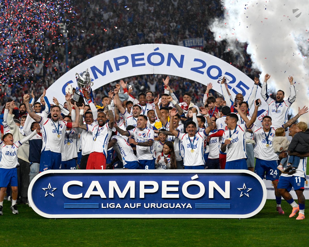 Buenos y Tricolores días 😏💙🤍❤️