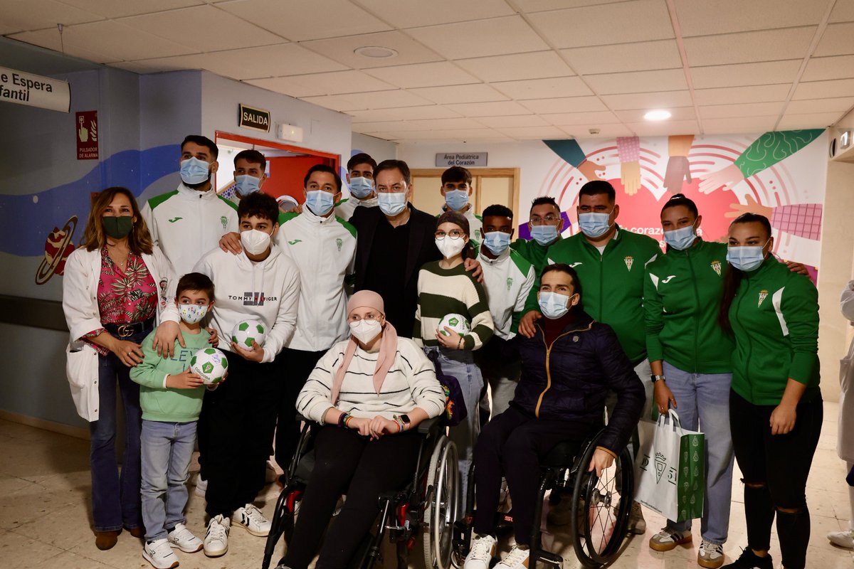 CordobaCF_ofi's tweet photo. 🏥 Una jornada llena de emoción compartiendo momentos únicos con los grandes protagonistas en el @HUReinaSofia 

Muchísimo ánimo para los pequeños campeones 😘 y un abrazo enorme para sus familias, que son pura inspiración 👏❤️

Todo ello dentro del proyecto de la @FundaCordobaCF “Estamos contigo”, junto con Paco Salinas, acompañando, apoyando y regalando sonrisas donde más se necesitan.