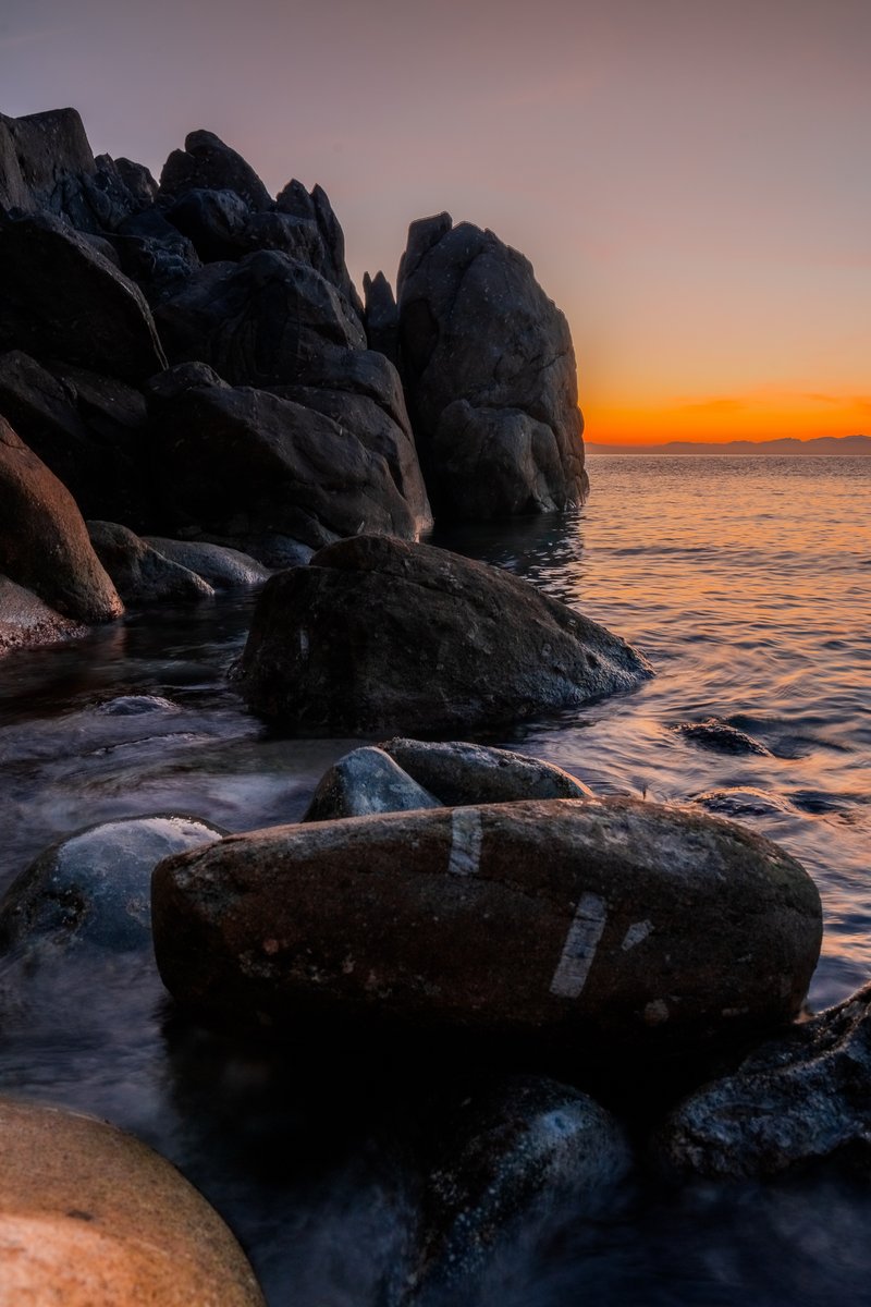 VisitElbaIT's tweet image. ✨ Cala della Cotaccia, Marciana Marina: le imponenti scogliere di granito, levigate da millenni di onde, si stagliano contro un cielo che sfuma dall'arancio al viola.

📸 Photo by Daniele Fiaschi

#IsolaDElba #VisitElba #CalaCotaccia #MarcianaMarina #TramontoElba