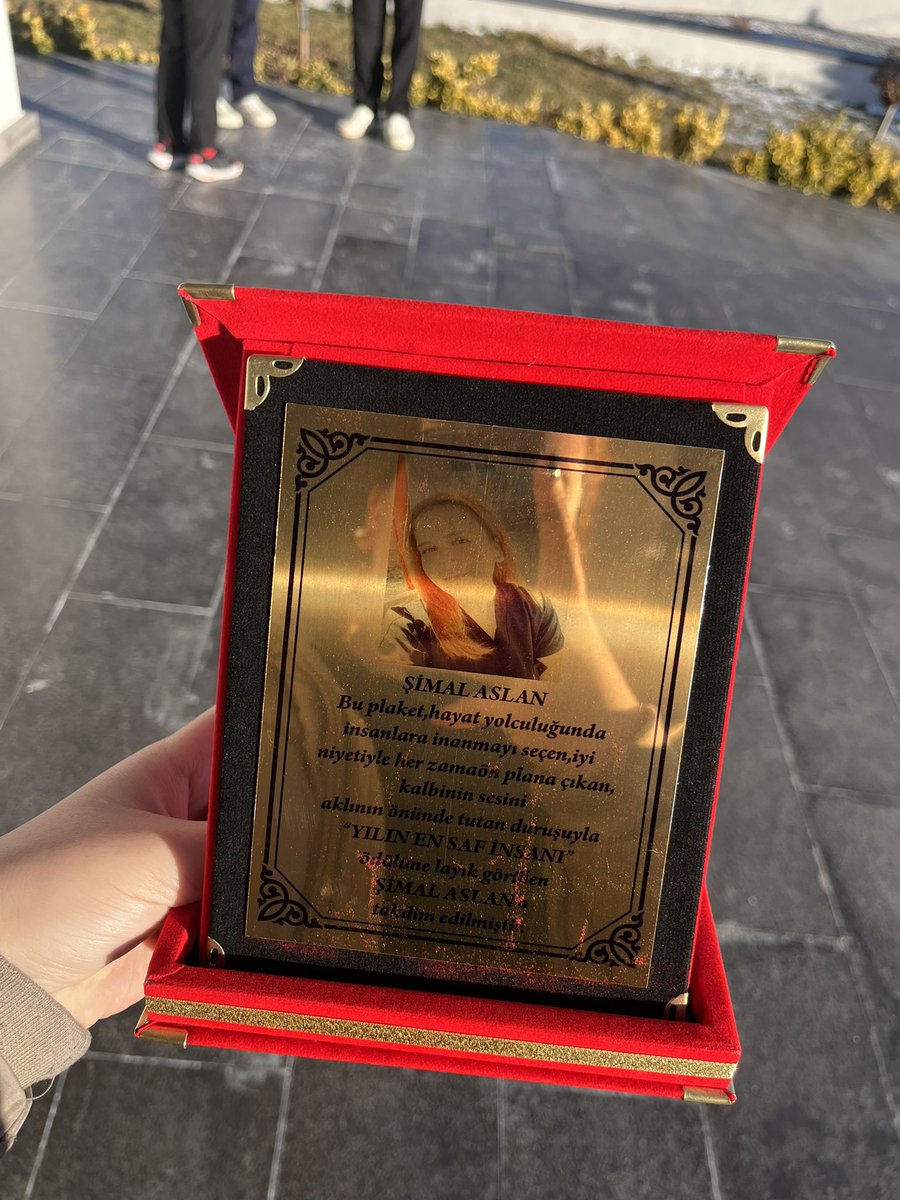 SimalAslan35's tweet photo. Eren Medya Group aracılığıyla aldığım ikinci ödülüm kabuğumdan çıkmama ve bu günlere gelmeme sebep oldu. Bu ödülü bana layık gören tüm jüri üyelerine ve sevenlerime teşekkür ederim. Beni sizler var ettiniz. https://t.co/QUML4OmEcS