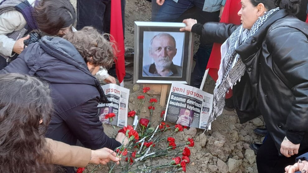 Aykol, vasiyeti üzerine Kobanê toprağıyla defnedildi

🔴Gazeteci Hüseyin Aykol, Çankaya Belediyesi Yılmaz Güney Sahnesi’nde düzenlenen anma töreninin ardından Ankara’daki Karşıyaka Mezarlığı’nda son yolculuğuna uğurlandı. Aykol, vasiyeti doğrultusunda Kobanê’den getirilen