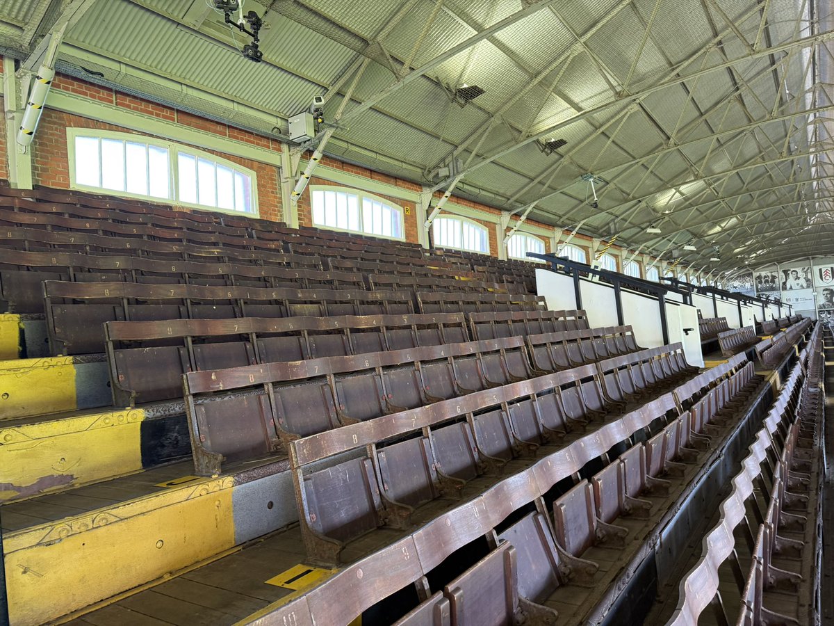 teru_tokyo2020's tweet image. 稲本潤一がかつて所属していたフラムのホームスタジアム、クレイヴン・コテージのスタジアムツアーへ

バックスタンドは1896年の開業当時からの流れを汲んでいるであろう煉瓦造りで、歴史を感じさせる佇まい
一方でメインスタンドは近年改修が完了し、カフェ併設型

テムズ川沿いで雰囲気も良き👍