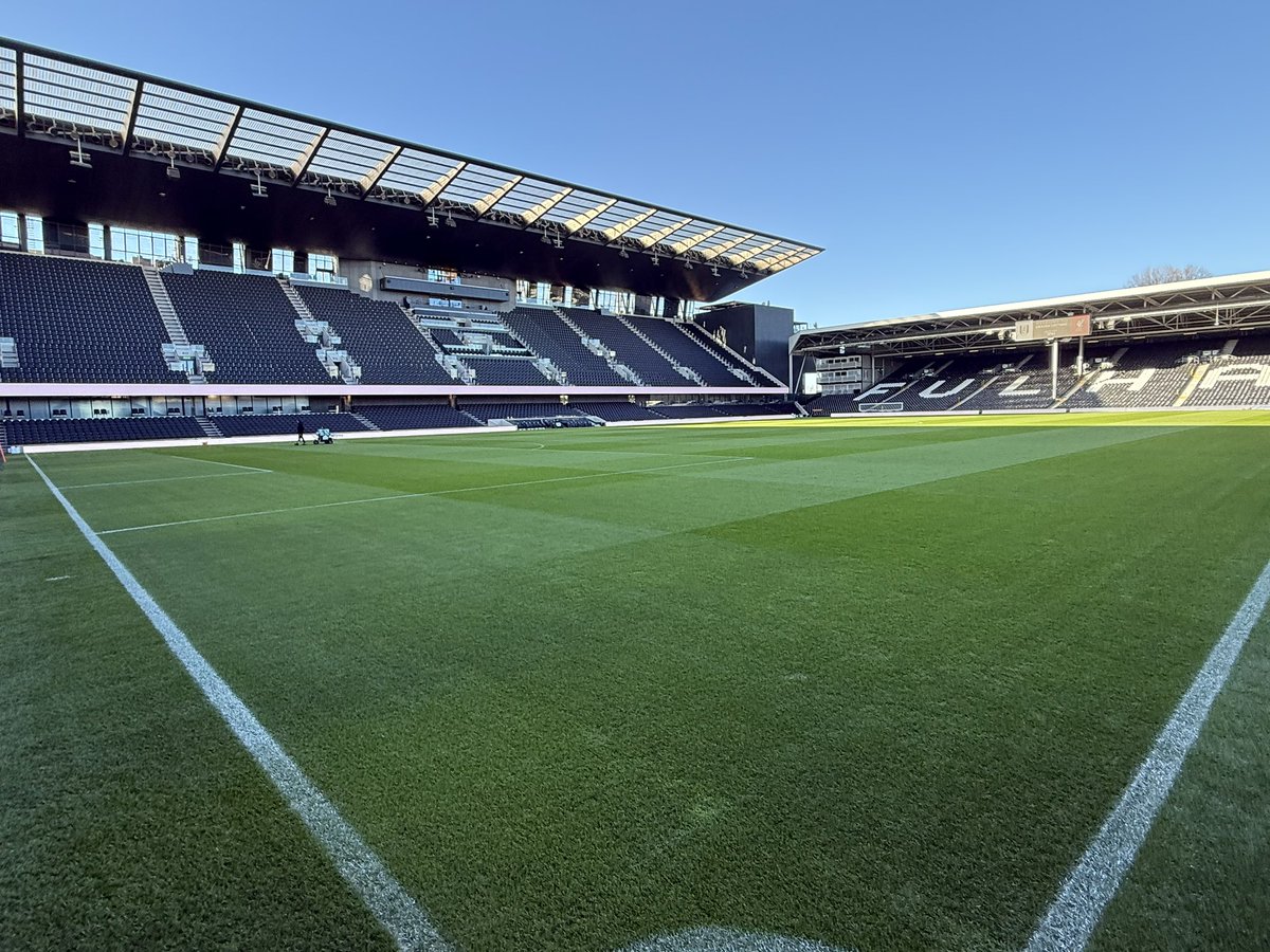 teru_tokyo2020's tweet image. 稲本潤一がかつて所属していたフラムのホームスタジアム、クレイヴン・コテージのスタジアムツアーへ

バックスタンドは1896年の開業当時からの流れを汲んでいるであろう煉瓦造りで、歴史を感じさせる佇まい
一方でメインスタンドは近年改修が完了し、カフェ併設型

テムズ川沿いで雰囲気も良き👍