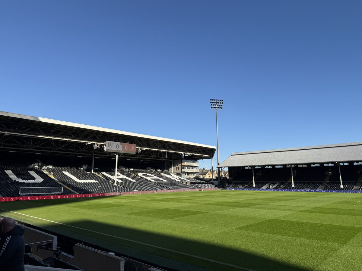 teru_tokyo2020's tweet image. 稲本潤一がかつて所属していたフラムのホームスタジアム、クレイヴン・コテージのスタジアムツアーへ

バックスタンドは1896年の開業当時からの流れを汲んでいるであろう煉瓦造りで、歴史を感じさせる佇まい
一方でメインスタンドは近年改修が完了し、カフェ併設型

テムズ川沿いで雰囲気も良き👍