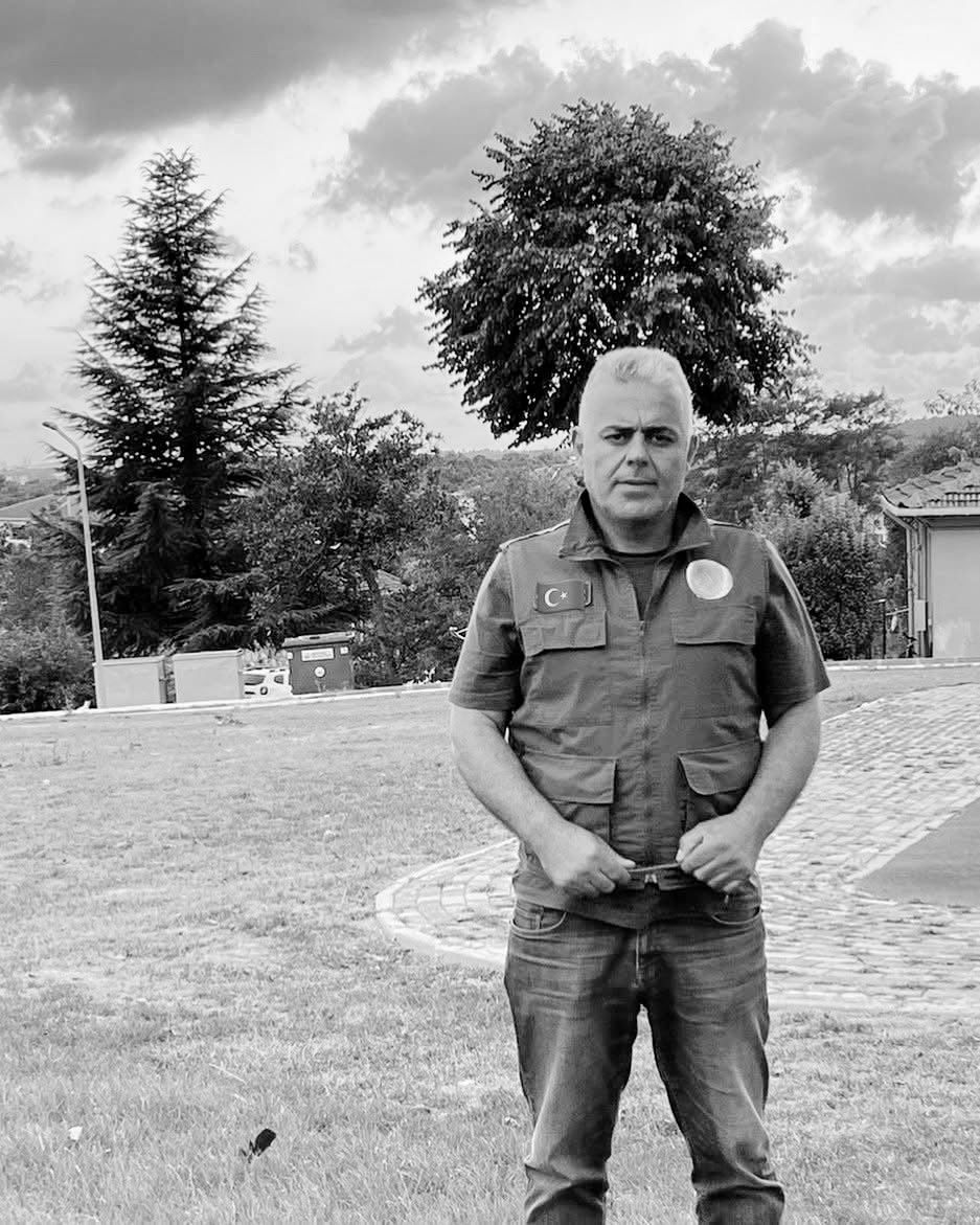 settaraslan's tweet image. İstanbul Orman İşletme Müdürlüğü Baş Temsilcimiz Cenk Kurt’un vefatını derin bir teessürle öğrenmiş bulunuyorum.

Merhuma Yüce Allah’tan rahmet; kederli ailesine, yakınlarına ve camiamıza başsağlığı ve sabırlar diliyorum.

Görev süresi boyunca sergilediği özverili duruşu,…