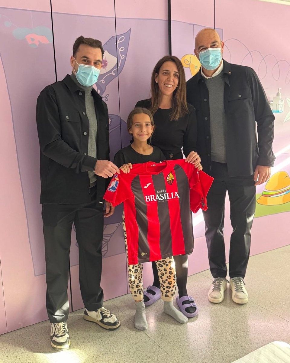 El Reus Deportiu Brasilia visita l’Hospital Sant Joan de Reus per repartir regals entre els mes menuts 🏑🎄

L’equip ha fet entrega de samarretes oficials i buff’s del Club als nens i nenes hospitalitzats aquestes festes.

📎 Tota la info, aquí: reusdeportiu.org/12301-2/