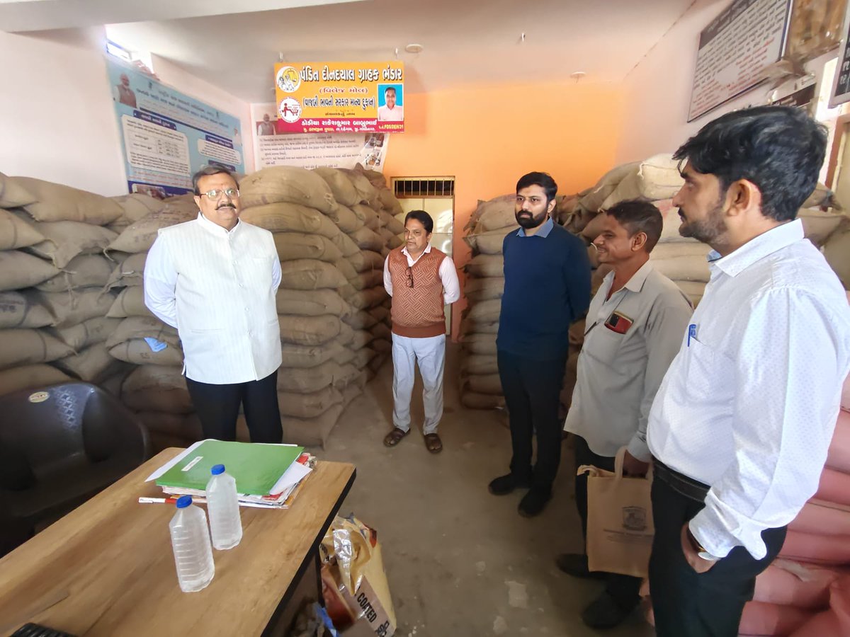 આજરોજ જિલ્લા કલેક્ટર શ્રી મેહુલ દવે દ્વારા દહેગામ તાલુકાના હરખજીના મુવાડા ગામે આવેલી વ્યાજબી ભાવની દુકાનની મુલાકાત લઈ અનાજ વિતરણની પ્રક્રિયાની સ્થળ પર ચકાસણી કરવામાં આવી.

આ અવસરે કલેક્ટરશ્રીએ ઉપસ્થિત લાભાર્થીઓ સાથે રૂબરૂ સંવાદ કરી અને વિતરણ વ્યવસ્થા સુવ્યવસ્થિત તથા પારદર્શક બને