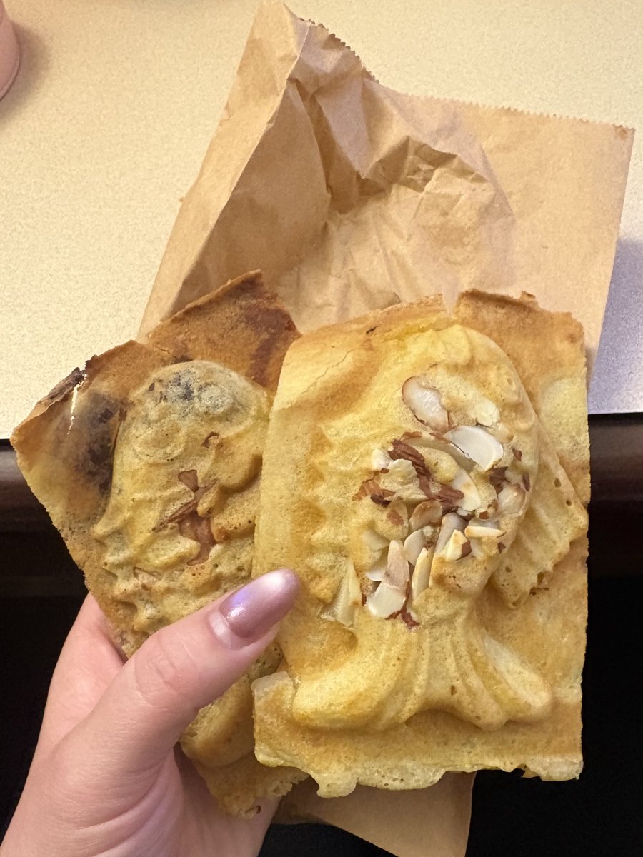 韓国来てから毎日食べてる😂 江南駅付近の激安クロワッサンたい焼き🥐 タイミングによっては並んでるけど、注文書に書いてすぐ出来立てを買える♥️  あんこクルミとアーモンドクリームは、1,000ウォン✨😳キムチやマーラーなど種類も豊富👍一個1,000〜1,500ウォン（200円 ...