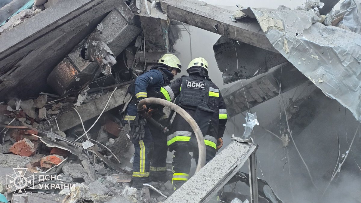 ZelenskyyUa's tweet image. A heinous Russian strike on Kharkiv. Preliminary reports indicate two missiles struck an ordinary residential area. One of the buildings has been severely damaged. A rescue operation is currently underway, with all necessary services on site. The exact number of casualties is yet…