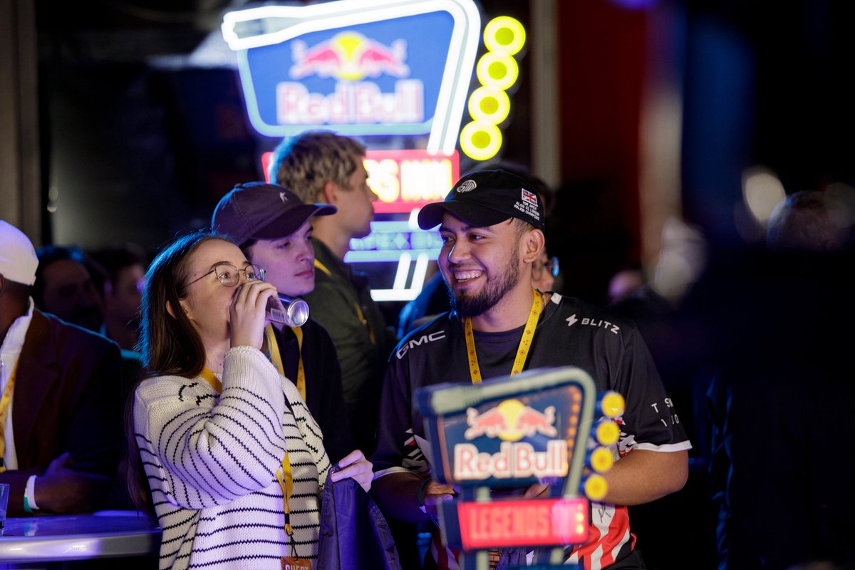 nstkdll's tweet photo. everywhere with a redbull ❣️ https://t.co/9McBf7LgbN