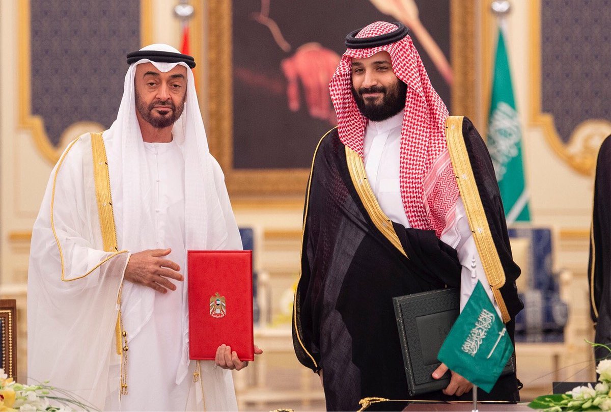Ali_Albukhaiti's tweet photo. المعركة محسومة لصالح السعودية 🇸🇦 والقوات الجنوبية والحكومية اليمنية الموالية لها لعدة أسباب:

- تملك الشرعية المحلية (الحكومة اليمنية وأبناء حضرموت والمهرة) والدولية (قرارات مجلس الأمن).
- تتدخل بشكل علني وواضح مستندة للقوانين الدولية.
- قواتها البرية والجوية والبحرية في مسرح العمليات وتطوق قوات الانتقالي من كل مكان.
- منطقها متماسك وسرديتها واضحة وتتحرك مستندة لقرارات موقعة ومختومة من رئيس وحكومة شرعية يمنية يعترف بها العالم بما فيها الإمارات.
- العالم العربي والإسلامي مع مواقف السعودية ومتبنين لرؤيتها في اليمن والصومال والسودان الرافضة لتمزيق الأوطان.

على العكس من ذلك الإمارات 🇦🇪: 

- لا تملك شرعية ما اضطرها لإعلان الانسحاب، والتدخل في السر والضرب تحت الحزام.
- تم تحييد قواتها الجوية والبحرية والبرية عن دعم قوات المجلس الانتقالي الجنوبي ومهاجمة خصومهم.
- منطقها مضطرب ومتناقض وسرديتها المتعلقة بمكافحة الإرهاب لم يصدقها أحد، والجميع يدرك أنها حركت الانتقالي انتقامًا من مواقف المملكة ضد تدخلها في السودان والصومال دعمًا لجماعات إنفصالية هناك.
- العالم العربي والإسلامي ضدها في اليمن والسودان والصومال ولا حليف لها في تمزيق تلك البلدان إلا إسرائيل 🇮🇱.

المجلس الانتقالي ضحية لمغامرة أبوظبي، ولو خاض المعركة بقراره هو وفي الزمن الذي يختاره مع وجود سبب مقنع ومنطق متماسك لاختلف الوضع تمامًا ولكان معه شرعية ولو جزئية، لكنه ارتمى في أحضان الإمارات تمامًا وعصف وأضر بالقضية الجنوبية، وخاض معركة ضد أبناء وطنه وضد السعودية فقط تنفيذًا لتوجيهات أبوظبي، وكما قلت في مقالة سابقة: المحامي الفاشل يضيع أكثر القضايا عدالة.

ومع ذلك أتمنى كما قال السفير السعودي محمد آل جابر  صباح اليوم (أن يكون هناك أصوات عاقلة داخل المجلس الانتقالي توقف التصعيد عند هذا الحد)، وتختار قيادة جديدة للمجلس بديلًا عن عيدروس الزبيدي ومن غامر بغزوة حضرموت والمهرة وبمواجهة المملكة وحرف المعركة عن مسارها الذي يفترض أن تكون وجهته صنعاء لتحريرها لا حضرموت السلام لتفجيرها.