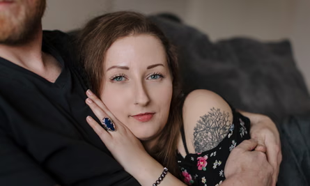 Cultination1's tweet photo. 🇳🇱🫥 JEUNE FEMME AUTISTE ET HEUREUSE EN COUPLE : LES PAYS-BAS L'EUTHANASIENT QUAND MÊME POUR UNE "DÉPRESSION CHRONIQUE".

Zoraya ter Beek, née le 2 mai 1995, est une Néerlandaise qui a vécu à Oldenzaal avec son compagnon et leurs deux chats. Dès l'enfance, elle a souffert de difficultés sociales, de harcèlement scolaire et d'un sentiment profond de ne pas s'intégrer. 

À 21 ans, elle a été diagnostiquée autiste, ce qui, selon elle, représentait le principal obstacle dans sa vie. Elle luttait également contre une dépression chronique, un trouble de la personnalité borderline (ou non spécifié selon les sources), de l'anxiété et des traumatismes.

Malgré une relation amoureuse stable et un cadre de vie agréable, Zoraya estimait que ses souffrances psychiques étaient insurmontables. Elle a suivi de nombreux traitements, dont des thérapies intensives et des électrochocs, sans amélioration notable. 

Son psychiatre lui a finalement déclaré qu'il n'y avait plus rien à tenter et que cela ne s'améliorerait jamais.

En décembre 2020, elle a demandé l'euthanasie légale aux Pays-Bas pour des souffrances psychiques jugées "insupportables et sans perspective d'amélioration".

Après un processus de trois ans et demi impliquant plusieurs évaluations psychiatriques, sa demande a été approuvée. 

Le 22 mai 2024, à 29 ans, elle a été euthanasiée à son domicile, en présence de son compagnon, par administration d'un sédatif suivi d'un médicament arrêtant le cœur. (The Guardian)