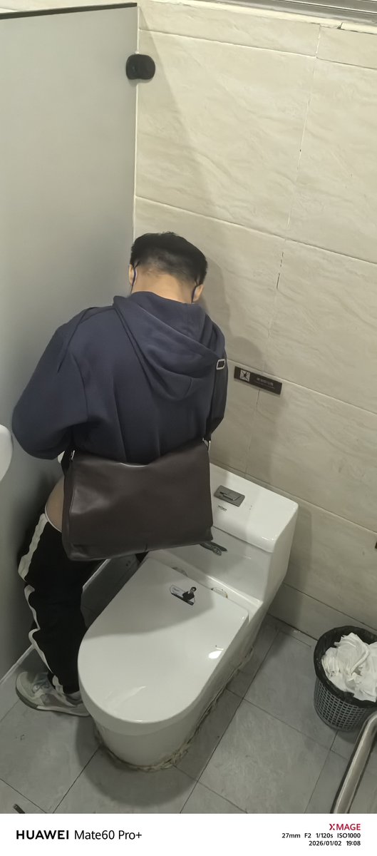 FX66977's tweet photo. 好黑一条 https://t.co/CqVx0Hqvwr