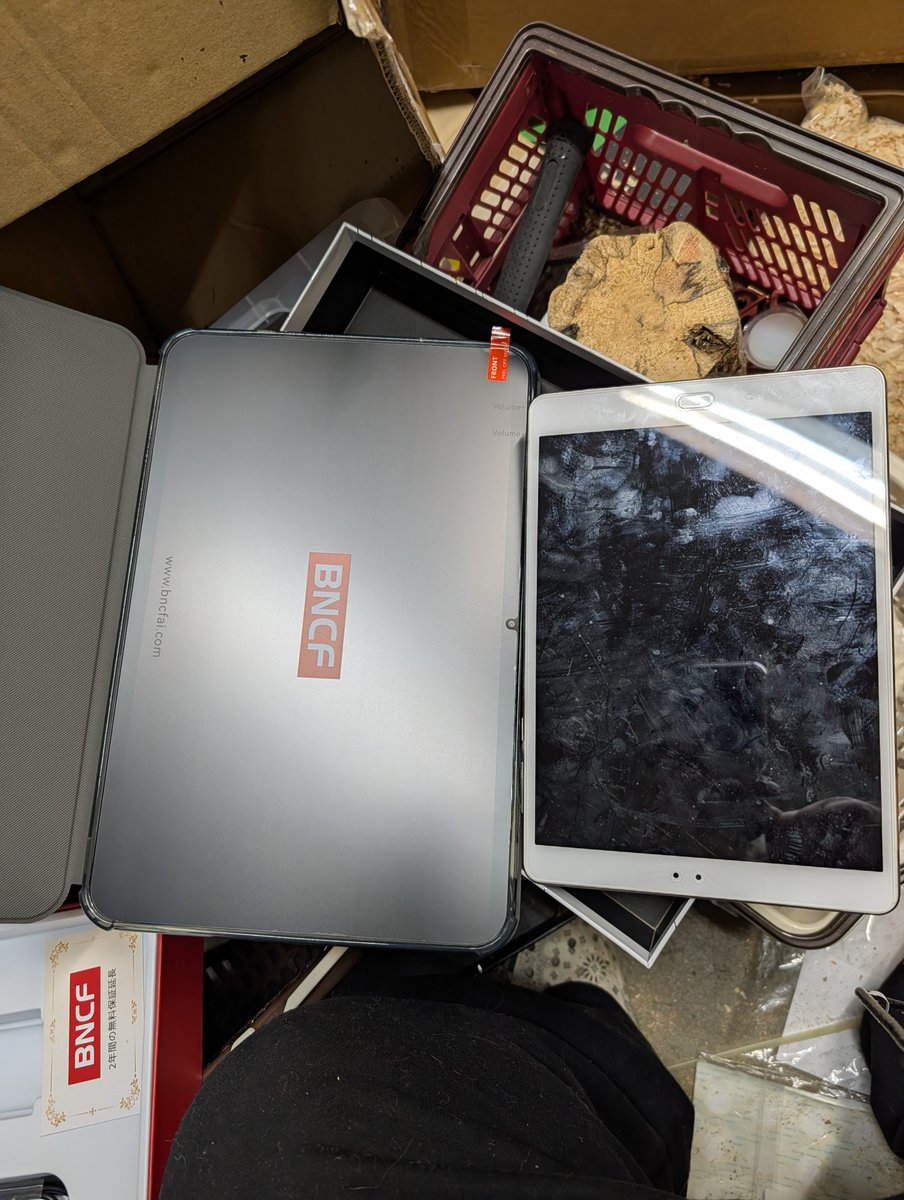 タブレットのサイズ感
8インチ？10インチ？と13インチ
値段は小さい方のが高かったかな？
多分ASUS

13インチ激安タブレットだけど
確りと動いてくれてて良い買い物だった