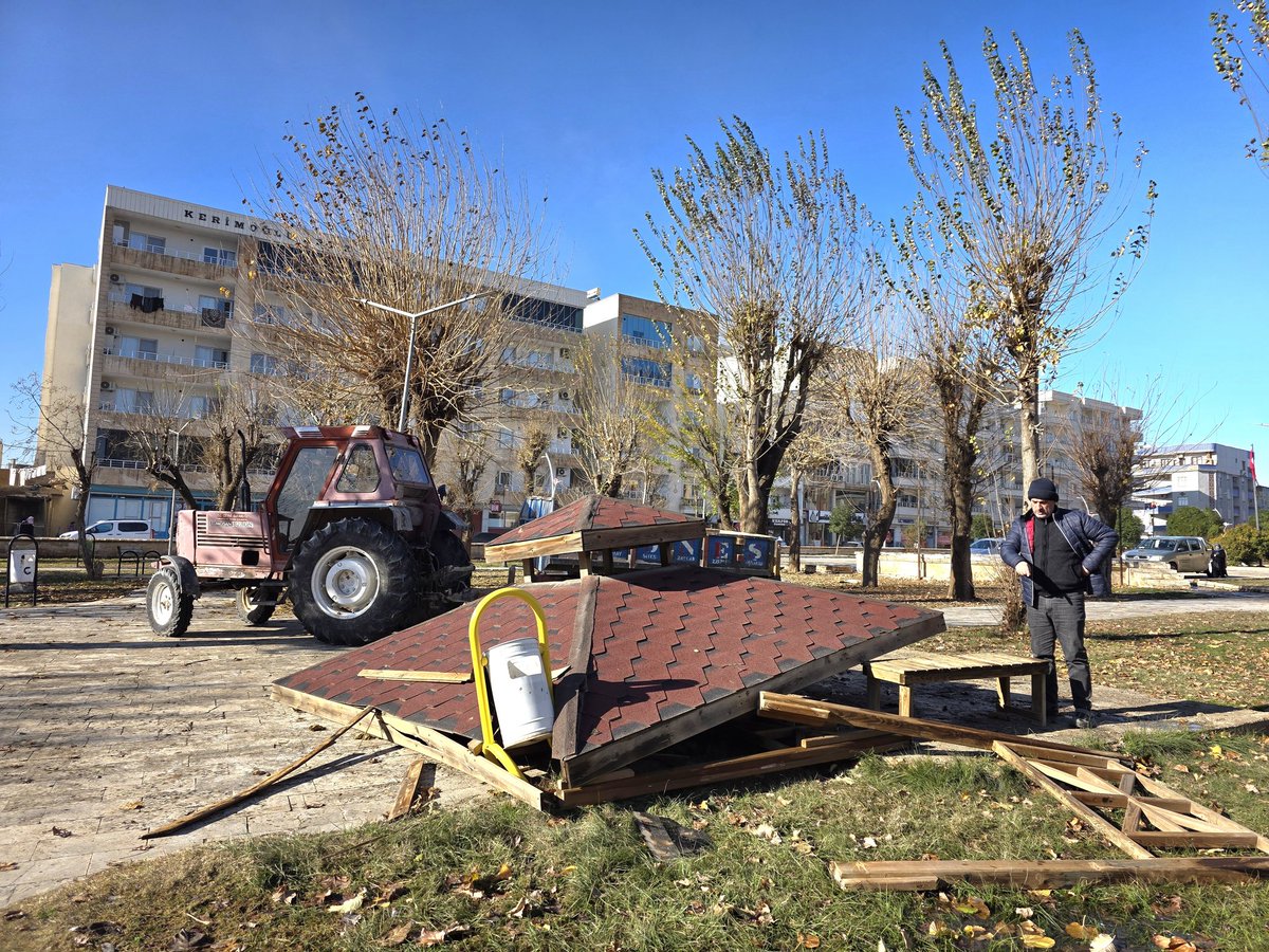 ☘️Olumsuz hava şartları nedeniyle ilçemiz genelindeki parklarda devrilen ağaçlar için Park ve Bahçeler Müdürlüğü ekiplerimiz tarafından yeniden ekim çalışmaları yapılmıştır.

📍Mitanni Parkı’nda kırılan çardakların söküm ve taşıma işlemleri gerçekleştirilmiştir.