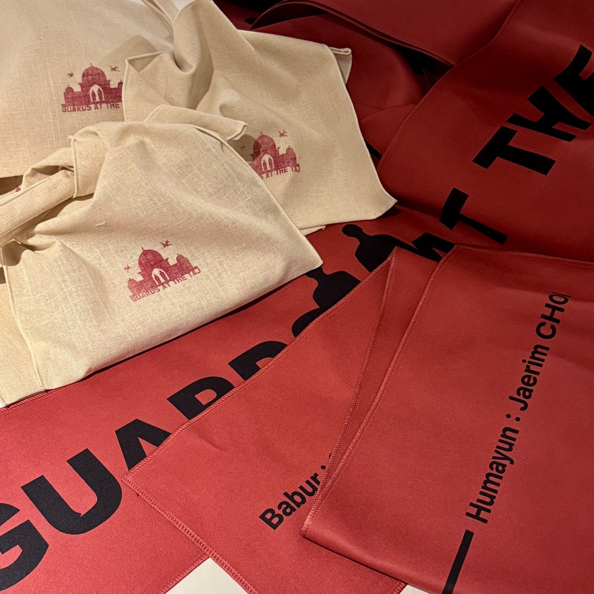 zevsuri's tweet image. 🕌타지마할의 근위병 페어막공 나눔🕌

1.근위병 싸인유니폼 키링 (참 랜덤)
2.타올과 파우치
3.엽서 3종 + 백단향 인센스콘

1/3 저녁공 1시간-30분전 타래로 장소 공지 예정입니다.
최대한 많은분들이 받았으면 해서 1-3번 각각 다른 위치에 비치하겠습니다☺️
많관부🫶